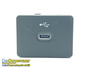 Gebruikte AUX/USB aansluiting Ford Puma 1.0 Ti-VCT EcoBoost mHEV 12V Prijs € 49,99 Margeregeling aangeboden door Autodemontagebedrijf De Ooyevaar