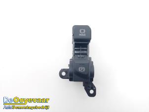 Gebruikte Schakelaar handrem Toyota Yaris IV (P21/PA1/PH1) 1.5 12V Hybrid 115 Prijs € 9,99 Margeregeling aangeboden door Autodemontagebedrijf De Ooyevaar