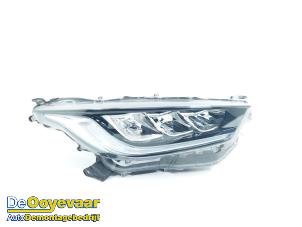 Gebruikte Koplamp rechts Toyota Yaris IV (P21/PA1/PH1) 1.5 12V Hybrid 115 Prijs € 549,99 Margeregeling aangeboden door Autodemontagebedrijf De Ooyevaar