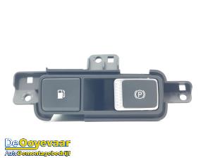 Gebruikte Schakelaar handrem Hyundai Santa Fe IV 1.6 T-GDI HEV Prijs € 89,99 Margeregeling aangeboden door Autodemontagebedrijf De Ooyevaar