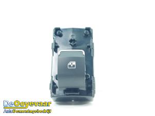 Gebruikte Raam schakelaar elektrisch Hyundai Santa Fe IV 1.6 T-GDI HEV Prijs € 39,99 Margeregeling aangeboden door Autodemontagebedrijf De Ooyevaar