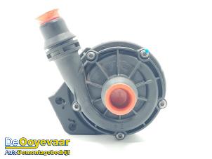 Gebruikte Extra waterpomp BMW X7 M50d xDrive 3.0 24V Prijs € 199,99 Margeregeling aangeboden door Autodemontagebedrijf De Ooyevaar