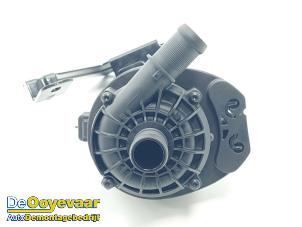 Gebruikte Extra waterpomp Renault Captur II (RJB) 1.6 E-Tech 145 Prijs € 59,99 Margeregeling aangeboden door Autodemontagebedrijf De Ooyevaar