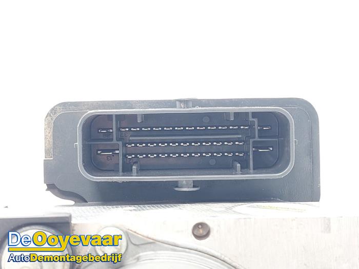 ABS Pomp van een Opel Karl 1.0 12V 2017