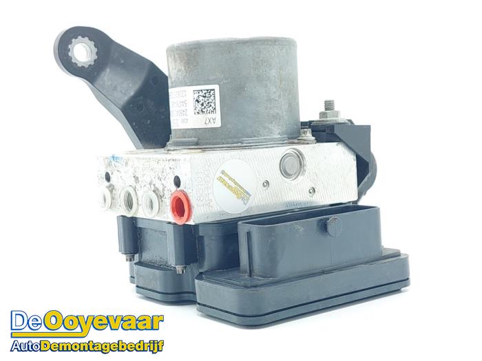 ABS Pomp van een Opel Karl 1.0 12V 2017