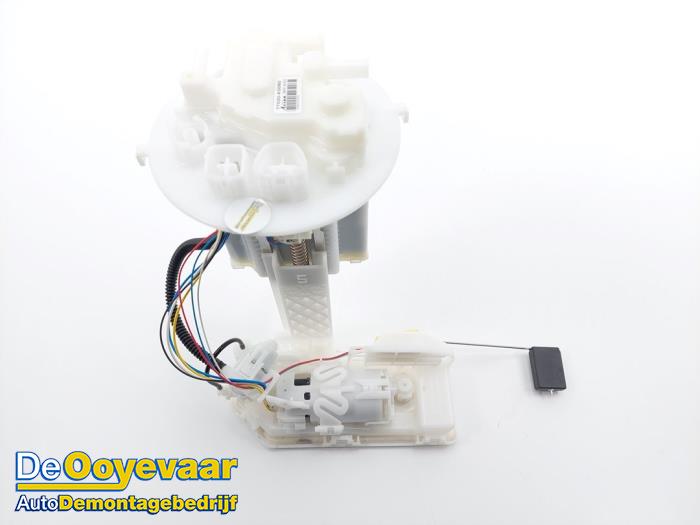 Gebruikte Tank element Pomp Toyota Yaris IV (P21/PA1/PH1) 1.5 12V Hybrid 115 Prijs € 95,00 Margeregeling aangeboden door Autodemontagebedrijf De Ooyevaar
