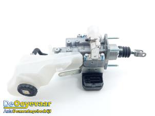 Gebruikte Hoofdremcilinder Lexus UX 250h 2.0 16V Prijs € 199,99 Margeregeling aangeboden door Autodemontagebedrijf De Ooyevaar