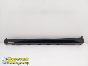 Gebruikte Sideskirt links BMW X7 M50d xDrive 3.0 24V Prijs € 225,00 Margeregeling aangeboden door Autodemontagebedrijf De Ooyevaar