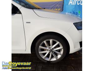 Gebruikte Scherm rechts-voor Skoda Rapid 1.0 TSI 12V Prijs € 175,00 Margeregeling aangeboden door Autodemontagebedrijf De Ooyevaar