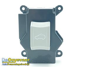 Gebruikte Schuifdak schakelaar Kia Niro I (DE) E-Niro 39 kWh Prijs € 29,99 Margeregeling aangeboden door Autodemontagebedrijf De Ooyevaar