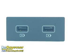 Gebruikte AUX/USB aansluiting Renault Zoé (AG) R135 Prijs € 29,99 Margeregeling aangeboden door Autodemontagebedrijf De Ooyevaar