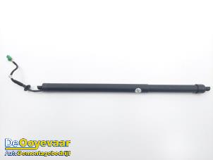 Gebruikte Achterklep motor Peugeot 5008 II (M4/MC/MJ/MR) 1.2 12V e-THP PureTech 130 Prijs € 129,99 Margeregeling aangeboden door Autodemontagebedrijf De Ooyevaar