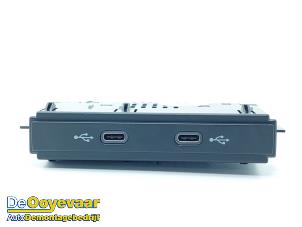 Gebruikte AUX/USB aansluiting Cupra Formentor 2.0 TSI 16V 4Drive Prijs € 9,99 Margeregeling aangeboden door Autodemontagebedrijf De Ooyevaar