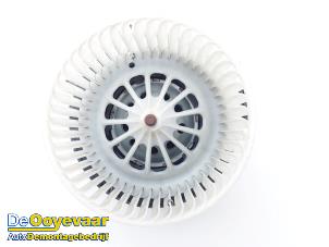 Gebruikte Kachel Ventilatiemotor Peugeot 208 II (UB/UH/UP) 1.2 Vti 12V PureTech 75 Prijs € 59,99 Margeregeling aangeboden door Autodemontagebedrijf De Ooyevaar