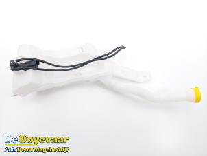 Gebruikte Ruitensproeiertank voor Renault Kangoo Express (RFK) E-Tech 44 kWh Prijs € 25,00 Margeregeling aangeboden door Autodemontagebedrijf De Ooyevaar