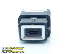 Gebruikte AUX/USB aansluiting Peugeot 3008 III 1.2 12V Hybrid 136 Prijs € 29,99 Margeregeling aangeboden door Autodemontagebedrijf De Ooyevaar