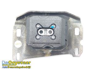 Gebruikte Versnellingsbak Steun Peugeot 3008 III 1.2 12V Hybrid 136 Prijs € 75,00 Margeregeling aangeboden door Autodemontagebedrijf De Ooyevaar