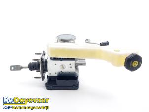 Gebruikte Rembekrachtiger Kia Niro I (DE) E-Niro 64 kWh Prijs € 649,99 Margeregeling aangeboden door Autodemontagebedrijf De Ooyevaar