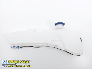 Gebruikte Ruitensproeiertank voor Citroen C4 X (BD/BE/BF) ë-C4 X 54 kWh Prijs € 19,99 Margeregeling aangeboden door Autodemontagebedrijf De Ooyevaar