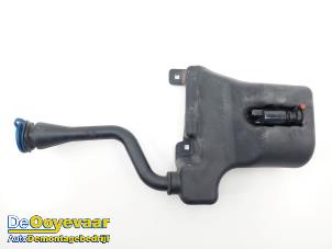 Gebruikte Ruitensproeiertank voor Mercedes Vito (447.6) 2.2 116 CDI 16V Prijs € 19,99 Margeregeling aangeboden door Autodemontagebedrijf De Ooyevaar