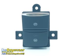 Gebruikte Handrem schakelaar Ford Kuga III (DFK) 2.5 PHEV 16V Prijs € 19,99 Margeregeling aangeboden door Autodemontagebedrijf De Ooyevaar