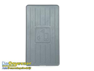 Gebruikte Draadloze oplader Seat Leon ST (5FF) 1.0 TSI 12V Prijs € 69,99 Margeregeling aangeboden door Autodemontagebedrijf De Ooyevaar