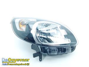 Gebruikte Koplamp rechts Renault Kangoo Express (FW) ZE Prijs € 149,99 Margeregeling aangeboden door Autodemontagebedrijf De Ooyevaar