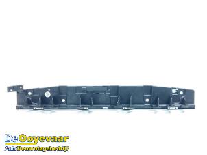 Gebruikte Bumpersteun midden-achter Peugeot 3008 III 1.2 12V Hybrid 136 Prijs € 49,99 Margeregeling aangeboden door Autodemontagebedrijf De Ooyevaar