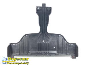 Gebruikte Beschermplaat bodem Volvo XC40 (XZ) Single Motor Extended Range 82 kWh Prijs € 75,00 Margeregeling aangeboden door Autodemontagebedrijf De Ooyevaar