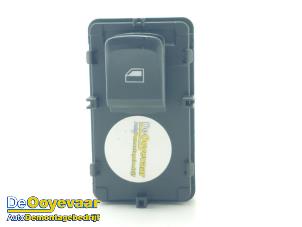 Gebruikte Schakelaar Elektrisch Raam MG ZS EV Prijs € 19,99 Margeregeling aangeboden door Autodemontagebedrijf De Ooyevaar