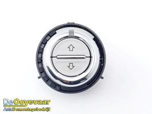 Gebruikte Schuifdak schakelaar MG ZS EV Prijs € 19,99 Margeregeling aangeboden door Autodemontagebedrijf De Ooyevaar