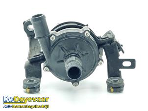 Gebruikte Extra waterpomp Kia Niro I (DE) 1.6 GDI Hybrid Prijs € 29,99 Margeregeling aangeboden door Autodemontagebedrijf De Ooyevaar