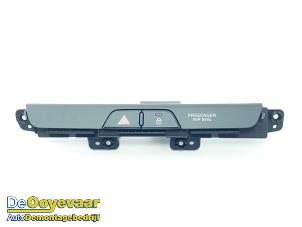 Gebruikte Alarmlicht Schakelaar Kia Rio IV (YB) 1.0i T-GDi 100 12V Prijs € 19,99 Margeregeling aangeboden door Autodemontagebedrijf De Ooyevaar