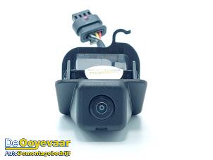 Gebruikte Achteruitrij Camera Peugeot 2008 (UD/UK/UR/US/UX) 1.2 VTi 12V PureTech 100 Prijs € 69,99 Margeregeling aangeboden door Autodemontagebedrijf De Ooyevaar