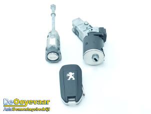 Gebruikte Kontaktslot + Sleutel Peugeot 2008 (UD/UK/UR/US/UX) 1.2 VTi 12V PureTech 100 Prijs € 19,99 Margeregeling aangeboden door Autodemontagebedrijf De Ooyevaar