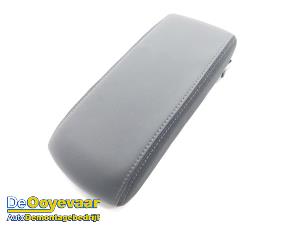 Gebruikte Armleuning Peugeot 2008 (UD/UK/UR/US/UX) 1.2 VTi 12V PureTech 100 Prijs € 99,99 Margeregeling aangeboden door Autodemontagebedrijf De Ooyevaar