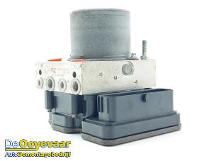 Gebruikte ABS Pomp Jaguar F-Pace 2.0 D 180 16V AWD Prijs € 199,99 Margeregeling aangeboden door Autodemontagebedrijf De Ooyevaar