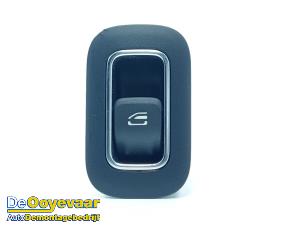 Gebruikte Ruit schakelaar elektrisch Mercedes CLA (118.3) 1.3 CLA-180 Turbo 16V Prijs € 9,99 Margeregeling aangeboden door Autodemontagebedrijf De Ooyevaar