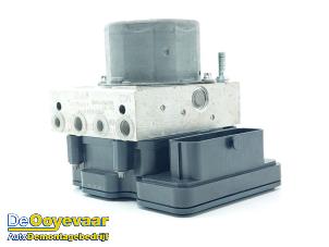 Gebruikte ABS Pomp Renault Twingo III (AH) 1.0 SCe 75 12V Prijs € 119,99 Margeregeling aangeboden door Autodemontagebedrijf De Ooyevaar