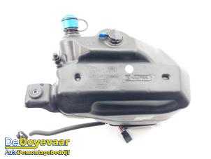 Gebruikte Adblue tank Landrover Velar Prijs € 249,99 Margeregeling aangeboden door Autodemontagebedrijf De Ooyevaar