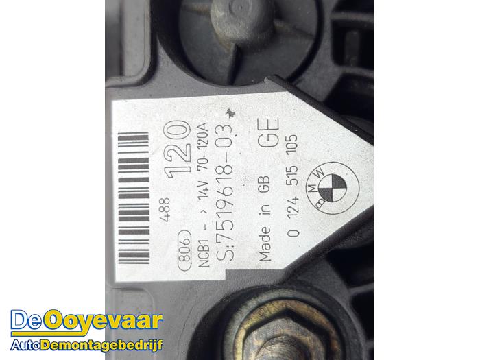Dynamo van een BMW Z4 Roadster (E85) 2.2 24V 2005