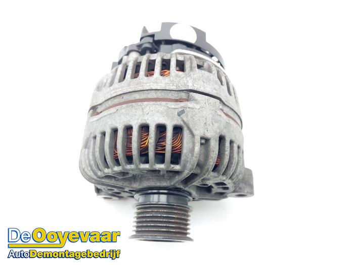 Dynamo van een BMW Z4 Roadster (E85) 2.2 24V 2005