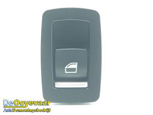 Gebruikte Ruit schakelaar elektrisch BMW X5 (F15) xDrive 40e 2.0 Prijs € 9,99 Margeregeling aangeboden door Autodemontagebedrijf De Ooyevaar