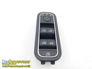 Gebruikte Ruit schakelaar elektrisch Mercedes CLA (118.3) 1.3 CLA-180 Turbo 16V Prijs € 39,99 Margeregeling aangeboden door Autodemontagebedrijf De Ooyevaar