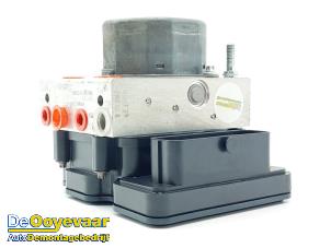 Gebruikte ABS Pomp Renault Clio IV Estate/Grandtour (7R) 1.5 Energy dCi 90 FAP Prijs € 69,99 Margeregeling aangeboden door Autodemontagebedrijf De Ooyevaar