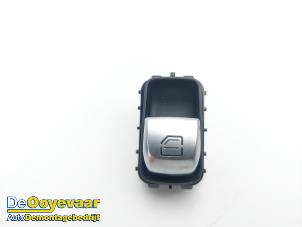 Gebruikte Schakelaar Elektrisch Raam Mercedes C (W205) C-350 e 2.0 16V Prijs € 9,99 Margeregeling aangeboden door Autodemontagebedrijf De Ooyevaar