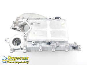 Gebruikte Inlaatspruitstuk Volkswagen Caddy Cargo V (SBA/SBH) 2.0 TDI BlueMotionTechnology Prijs € 225,00 Margeregeling aangeboden door Autodemontagebedrijf De Ooyevaar