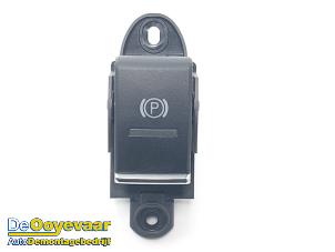 Gebruikte Schakelaar handrem Porsche Cayenne II (92A) 3.6 24V Prijs € 19,99 Margeregeling aangeboden door Autodemontagebedrijf De Ooyevaar