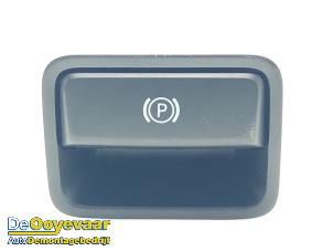 Gebruikte Handrem schakelaar Mercedes A (W176) 1.8 A-180 CDI 16V Autom. Prijs € 5,00 Margeregeling aangeboden door Autodemontagebedrijf De Ooyevaar