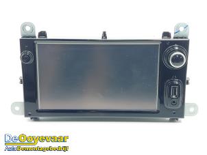 Gebruikte Display Multi Media regelunit Renault Clio IV Estate/Grandtour (7R) 0.9 Energy TCE 90 12V Prijs € 159,99 Margeregeling aangeboden door Autodemontagebedrijf De Ooyevaar